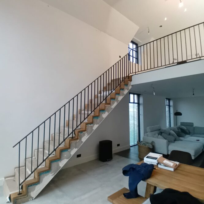 Stalen Balustrade in Samenspel met Prachtige Houten Trap!